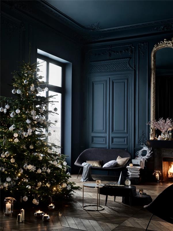 príklad polnočnej modrej maľby v miestnosti s vysokým stropom a veľkým oknom s krbom a vianočnou výzdobou