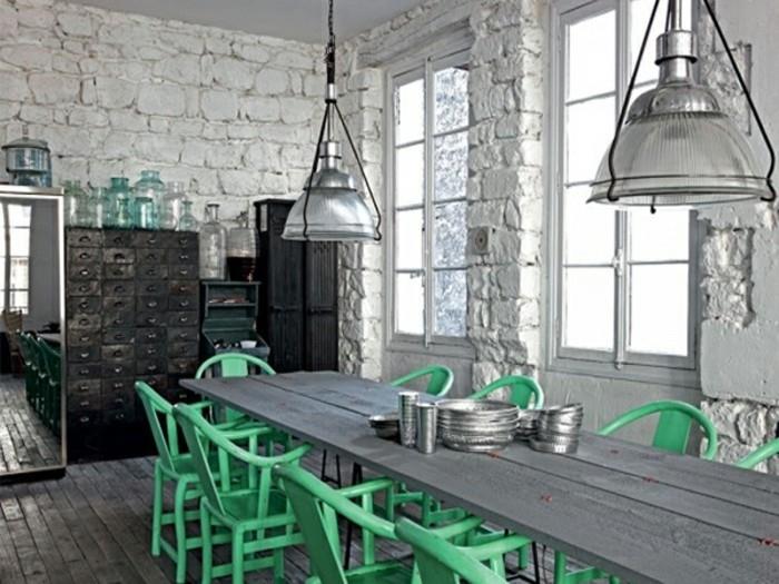 priemyselný podkrovný štýl-biela-tehlová stena-vinobranie-nábytok-v-čiernej-šedej-tabuľke-zelených stoličkách-krásna-kuchynská výzdoba
