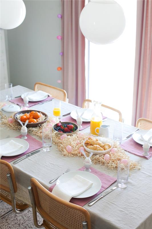 Veľkonočné dekorácie na stôl jednoducho ozdobené vajíčkami a obrúskami jednoduchá veľkonočná dekorácia stolu