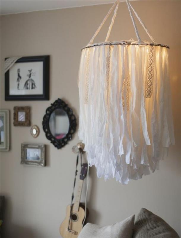 en lampskärm gjord av vita spetsrester, idé hur man gör ett hängande ljus, spetsdekoration