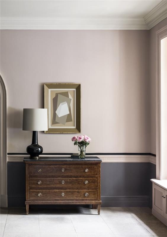 elegant och feminin korridordekoration med tvåfärgade väggar i rosa och grått med accent av en remsa av svart färg