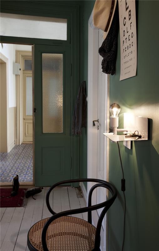 Skandinavisk vintagestil med deco med väggar målade i tallgrönt och inslag av vitt som skapar en fin kontrast