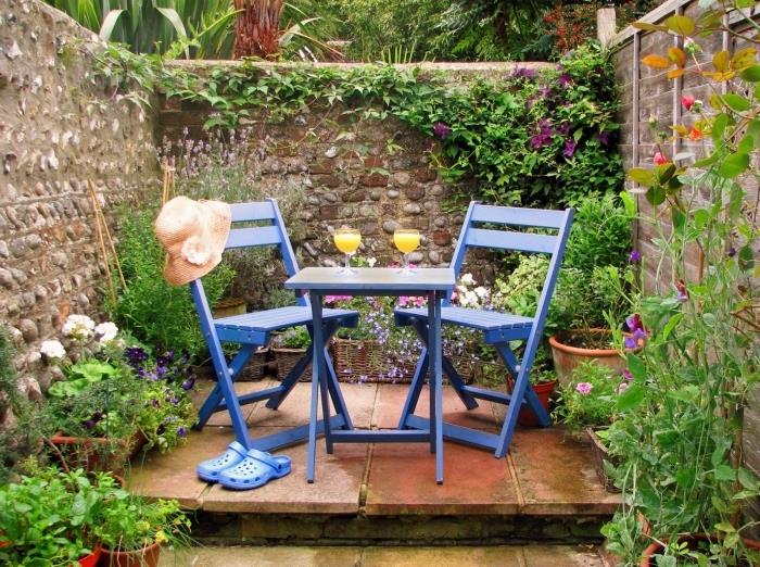 ako vyzdobiť malú záhradu s terasou a kvetmi, skladací dizajnový záhradný nábytok v tmavo modrej farbe
