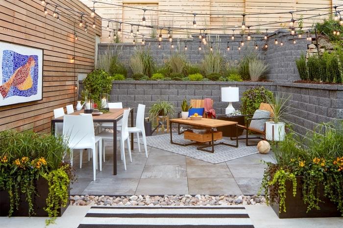 príklad, ako založiť malú záhradu, betónový a drevený záhradný model s dlažbou, záhradným nábytkom biele stoličky drevený stôl