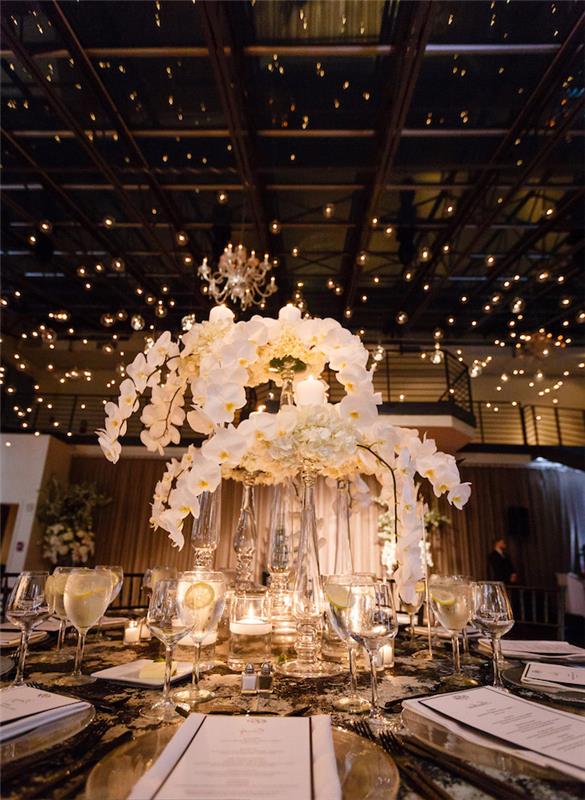 závesné kvetinové usporiadanie bielych orchideí na svadbu, ľahký girlandový dekor deco, zlaté akcenty na výzdobu svadobného stola