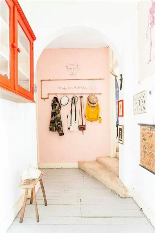 vstupný dom do haly s oranžovou skriňou a ružovou stenou s ružovými schodmi