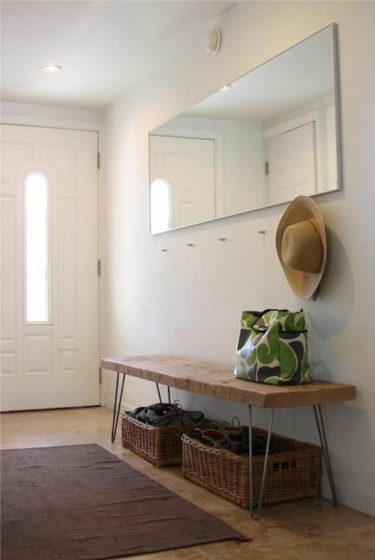 nápad na výzdobu domácej vstupnej haly s lavicou zo surového dreva a kovovými časťami a veľkým obdĺžnikovým zrkadlom s dĺžkou lavice