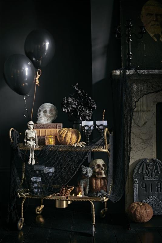 dekorera ditt hus, rum med svarta väggar med öppen spis, Halloween dekorativa föremål med pumpa skalle och svarta ballonger