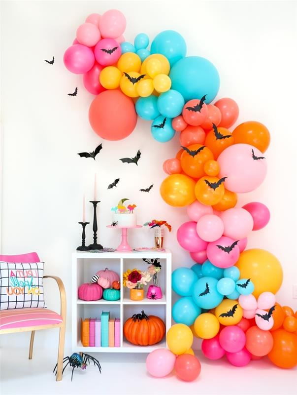 Domáca halloween deco viacfarebné balóniky girlanda biela skrinka dekoratívne doplnky oranžová tekvicová pálka