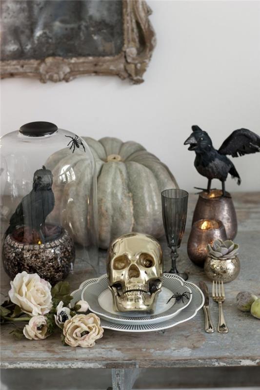 halloween -tillbehör, vintagemöbler dekorerade med grå pumpa och svarta fågelfigurer för Halloween