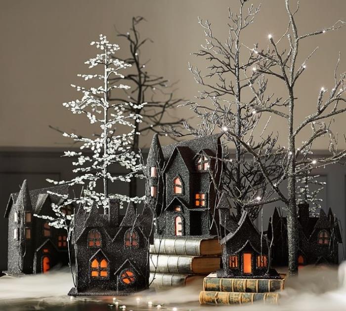 dekorativt objekt för halloween, halloweenstad med svart hus och ljusa vita och svarta granar