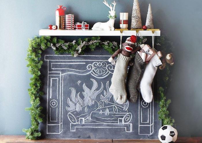 skiffer med en imiterad öppen spis som tecknar krita på väggen som en dekorativ fauxeld med julkrans och dekorativa föremål som hänger strumpor