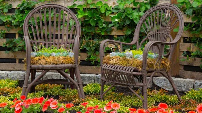 stolar dekorerade med grönska, original trädgårdsinredning, träpallar som staket