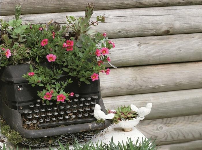 återvunnet deco med vintageföremål, planterade blommor, trästaket, anlägga din trädgård med återvunna föremål
