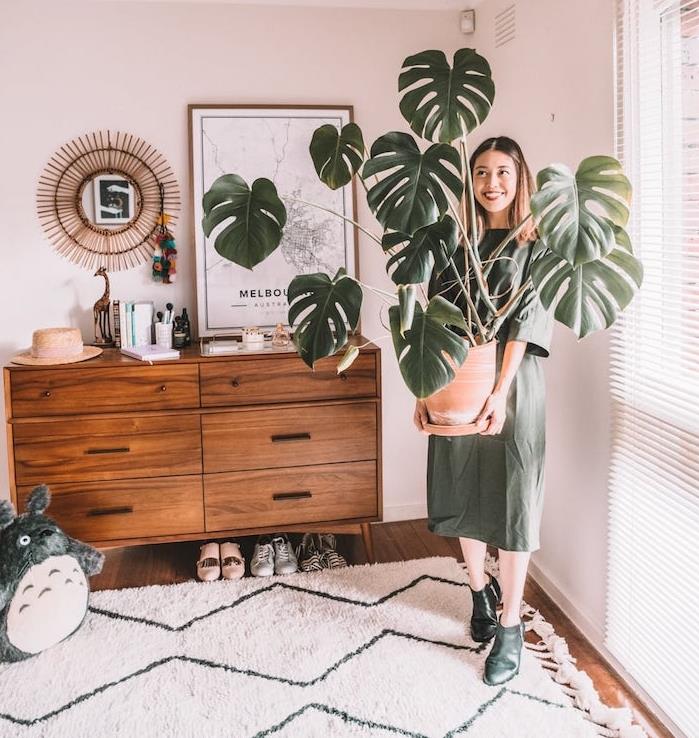ako prevziať dekor džungle s rastlinou monstera deliciosa vo veľkom hrnci, drevenú komodu, mäkký koberec