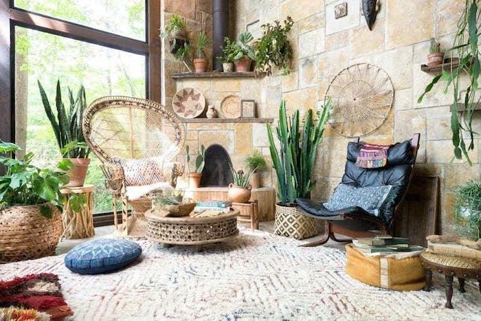 Dekor berberskej obývačky s kamennými múrmi, orientálny konferenčný stolík, množstvo zelených rastlín, akcenty orientálneho dekoru