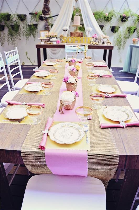 superposition av gyllene paljettduk och godisrosa bordslöpare för en elegant och poetisk enhörningstema för födelsedagsbord
