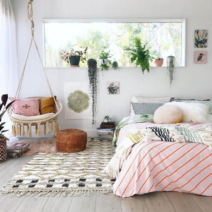 bohemisk anda i sovrummet, hängstol med vitt lock och rosa och bruna kuddar