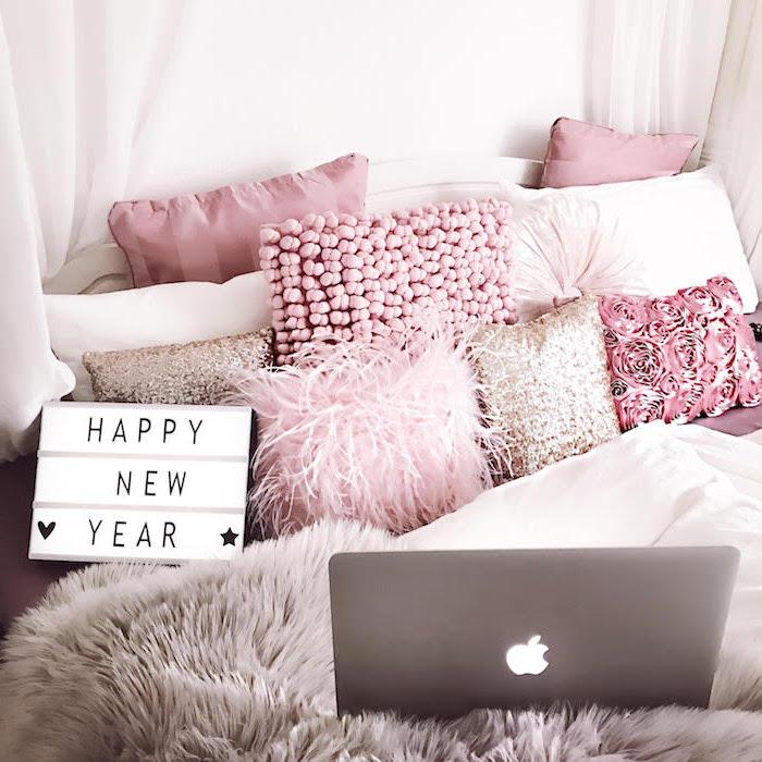 rosa och vitt sovrum, idé hur du kan dekorera din säng för ett feminint utrymme, fuskpälskuddar och pomponger