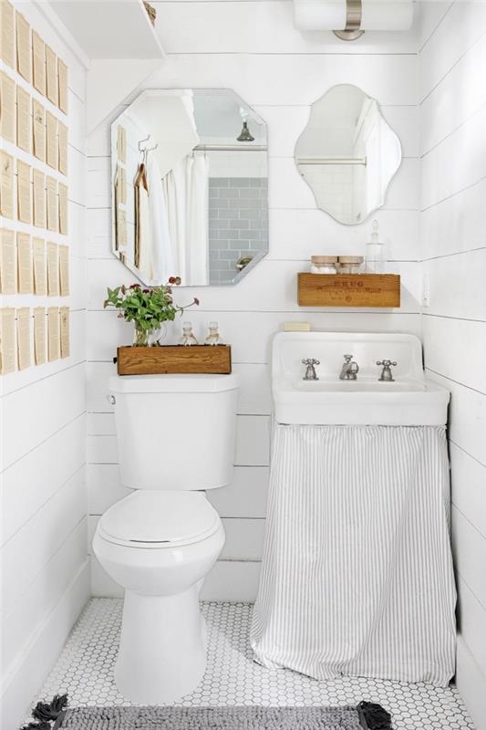toaletná dekorácia v bielom a drevenom prevedení, nápad na nástennú dekoráciu so stranami kníh, príklad originálnej toaletnej dekorácie
