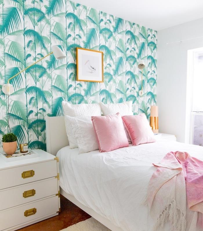 tropisk tapet, kvinnas sovrum, vit vägg och tak, golvlampa i mässing, dekorativa kuddar i pastellrosa