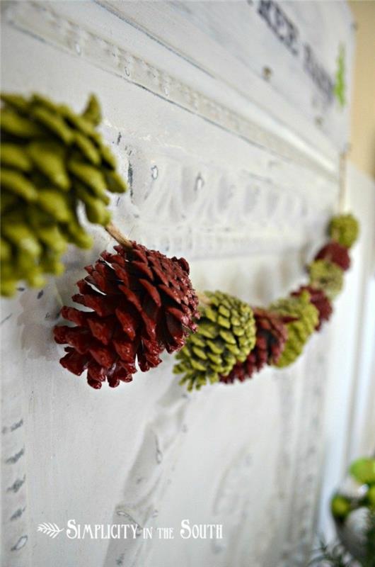 Vianočná dekorácia na výrobu, veniec z farebných šišiek visiacich na stene
