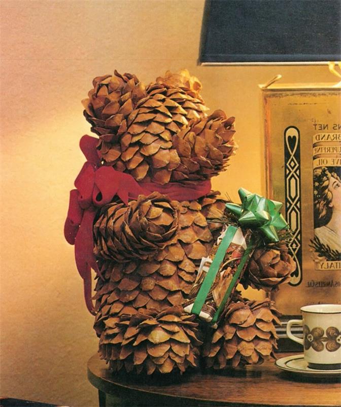 Vianočná dekorácia na výrobu, medvedík nesúci darček v neobvyklých domácich materiáloch