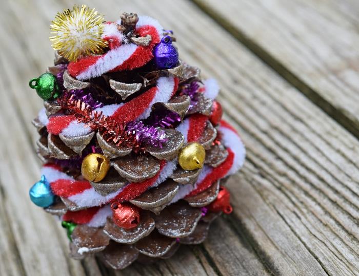 Vianočná dekorácia na výrobu, malý vianočný stromček ozdobený vlnenou šnúrkou a malými perličkami