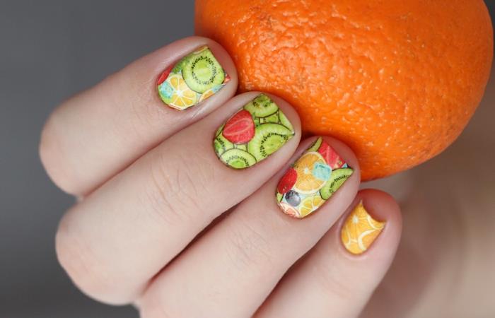 nageldesign i grönt och apelsin, jordgubbar, kiwi, citron, syrliga sommarkonstmönster
