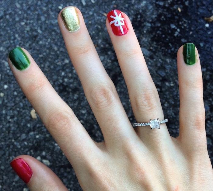 Vianočná ozdoba na nechty, zelený, zlatý a červený lak, motív mašle a biela stužka, zásnubný prsteň