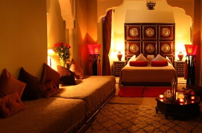romantická atmosféra s osvetlením na rôznych úrovniach v orientálnej spálni, príklad čela v orientálnom dizajne