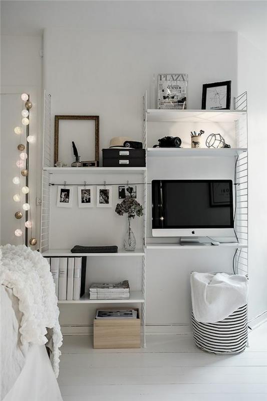Dekorácia spálne pre dospelých v bielej farbe, so žiarovkami okolo dverí, bielymi policami, manželskou posteľou a TV s veľkou obrazovkou