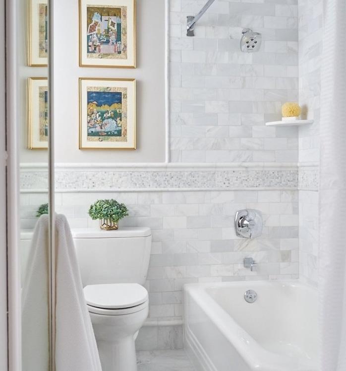 nápad na usporiadanie vašej malej kúpeľne 2m2, bielu vloženú vaňu, sivobiele mramorové dlaždice, rám s dekorom farby