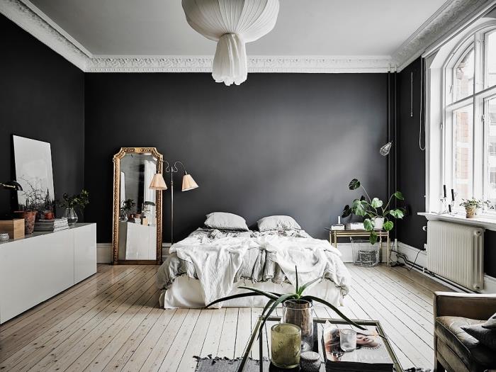 kombinera stilar i en bohemisk stil för vuxna sovrum med mörka väggar och antika möbler