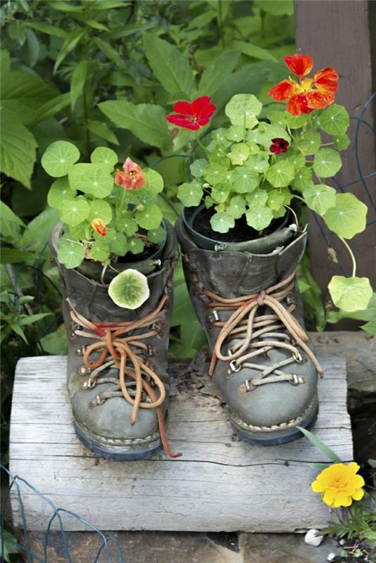 gamla skor som blomkrukor, en liten trästol, planterade blommor