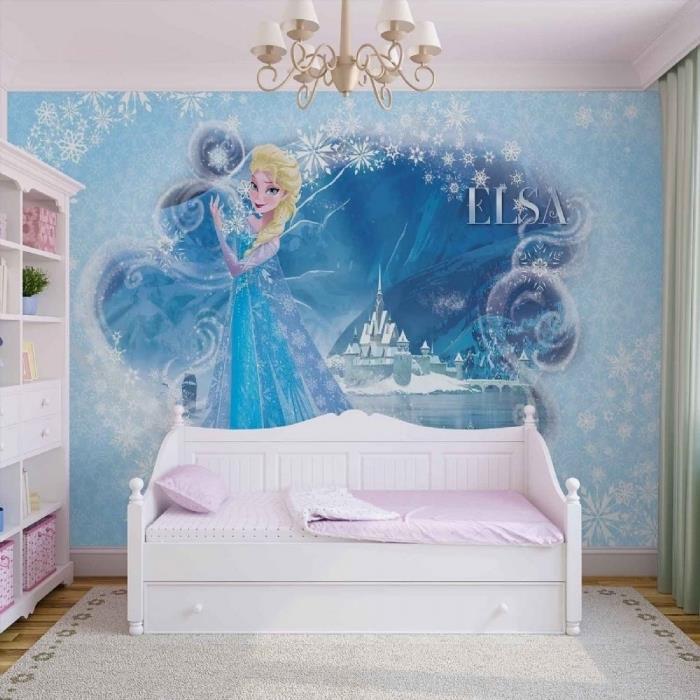výzdoba spálne pre dievča, dlhé zelené závesy, biely strop a drevenú podlahu, dizajnová samolepka na stenu Elsa