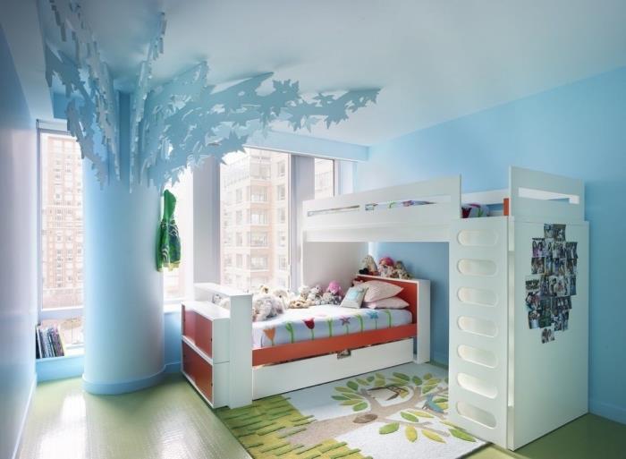 nápady na zdobenie, škôlka so svetlo modrými stenami a zeleným stropom, svetlo modrá prikrývka na posteľ s tulipánmi