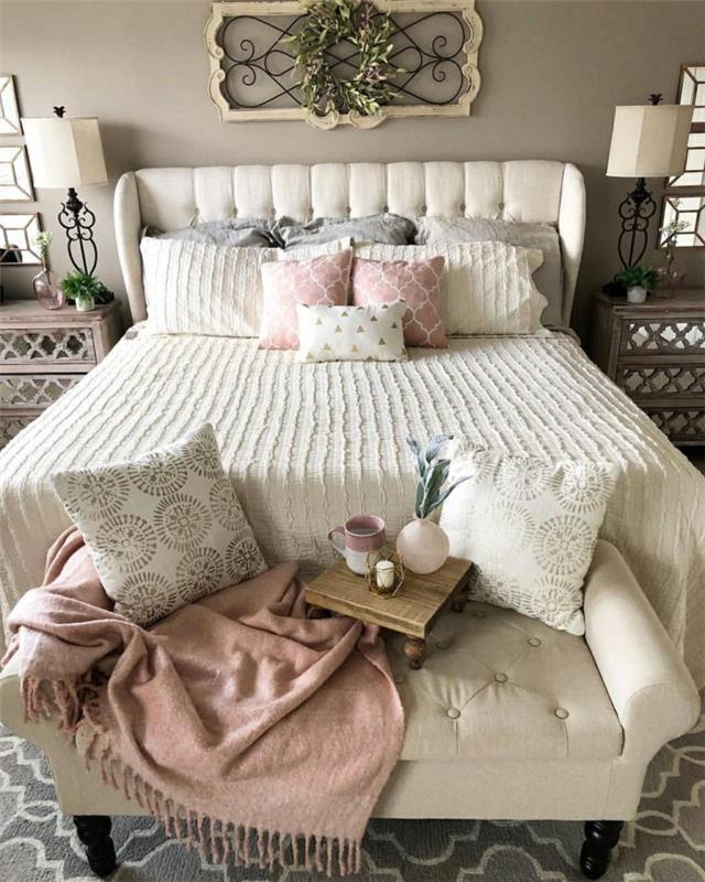 modern sovrumsinredning, sovrumsdekoration i grått och vitt, dynor i ljusa färger, vintage sängbord