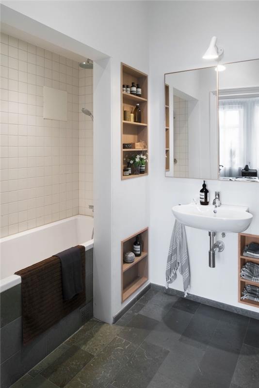 exempel på litet badrum 4m2 med förvaringsutrymme -sparande nischer och öppna trähyllor
