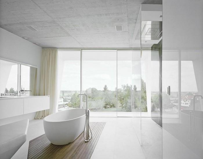 حمام حديث ، بلاط أبيض ، جدار زجاجي ، ستائر شمبانيا طويلة ، نوافذ كبيرة الحجم