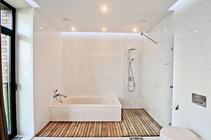 حمام حديث ، أرضية خشبية ، مرحاض أبيض ، جدران مقاعد ، سقف معلق ، إضاءة led