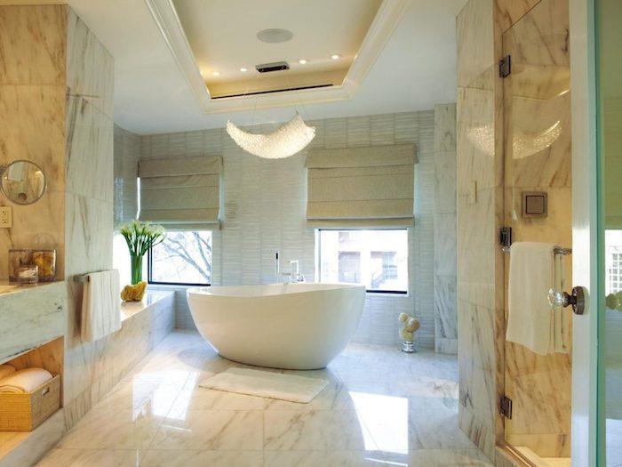 حمام مصمم ، سلة من القش ، مرآة صغيرة ، باقة زهور بيضاء ، سقف معلق