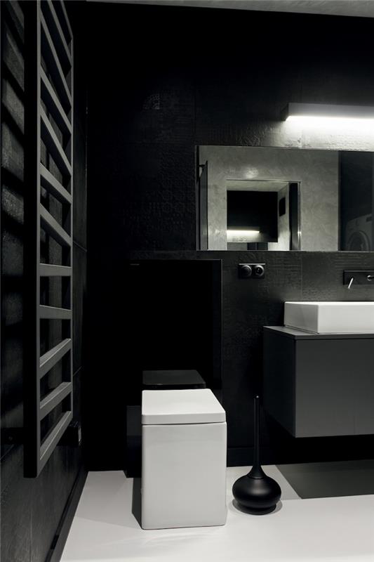 حمام حديث ، سلم خشبي مزخرف ، جدران سوداء ، جو ذكوري ، مرآة مستطيلة