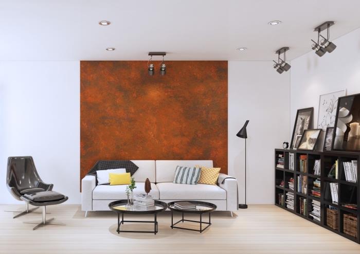 moderný interiérový dizajn v bielej obývacej izbe s parketami zo svetlého dreva s kovovou efektovou stenou, myšlienka maľby s kovovým efektom