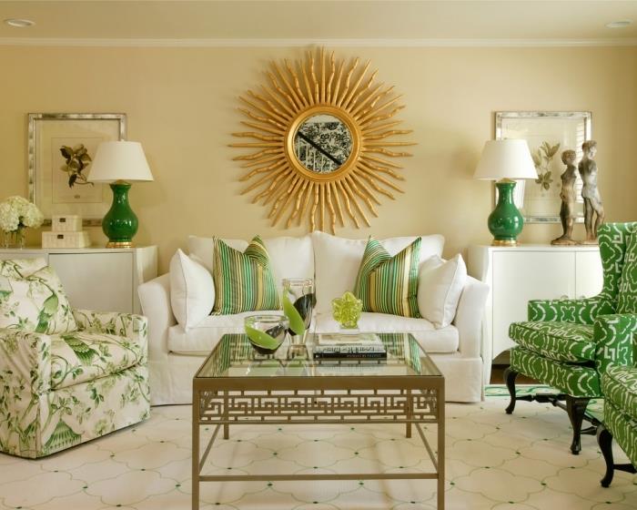 تصميم غرفة المعيشة التقليدية باللون الأبيض مع لمسات خضراء ، ونمط مرآة الشمس الذهبية على جدار غرفة المعيشة البيج