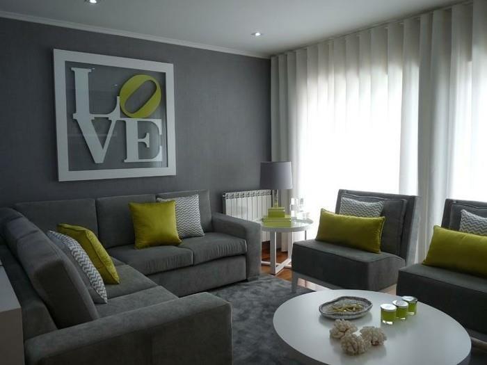 sivá-obývačka-dekor-s-drobnými dotykmi-pistáciovej zelenej sedačky a kresiel-sivá-príjemná-interiér
