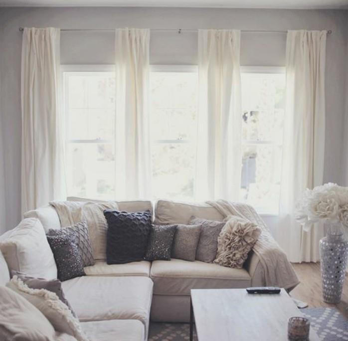deco-salon-sivá-biela-veľmi úspešná-farba-obývačka-svetlo-šedá-tmavo-šedá-koberec-s-geometrickými vzormi-veľmi-svetlé-biele-záclony-svetlá-obývačka