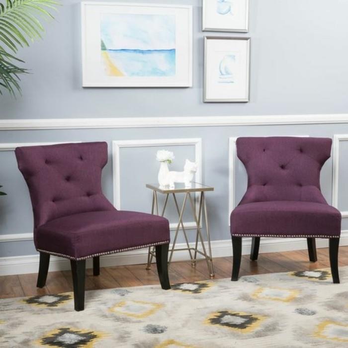 deko-salón-perleťovo-sivé-stoličky-fialová-čalúnenie-koberec-model-veľmi zaujímavé