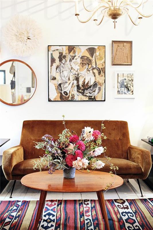 غرفة المعيشة المغربية ديكو مع أريكة البني السجاد الملونة الزهور على الطاولة الخشبية