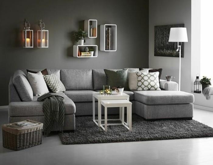 moderná obývačka-stena-tmavo-šedá-obývačka-tmavá-farebná-koberec-a-svetlo-šedá-sedačka-súčasný-dizajn-atmosféra